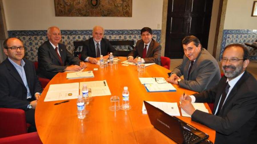 Carlos Ferrás e Juan Casares (primeiros pola esquerda) na xuntanza de Braga deste xoves Carlos Ferrás e Juan Casares (primeiros pola esquerda) na xuntanza de Braga deste xoves