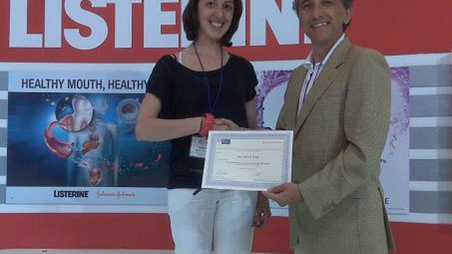 Deborah Violant recibindo a credencial do premio de mans de Pedro Diz Deborah Violant recibindo a credencial do premio de mans de Pedro Diz