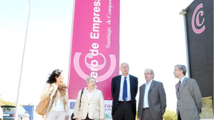O reitor Juan Casares (no centro) achegouse este martes ás instalacións do viveiro empresarial da Cámara de Comercio O reitor Juan Casares (no centro) achegouse este martes ás instalacións do viveiro empresarial da Cámara de Comercio