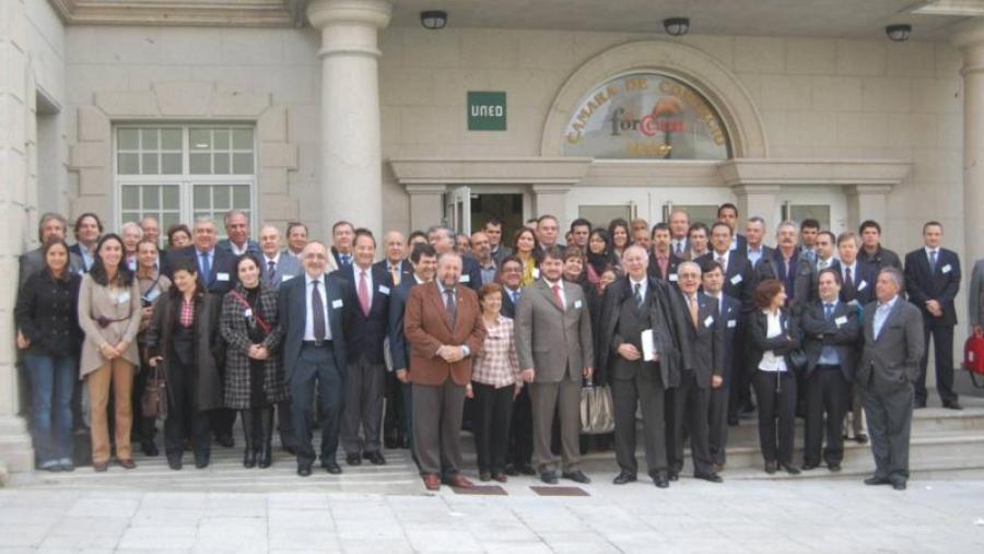 Foto de grupo dos participantes na Asamblea da Fepale en Lugo durante o acto de apertura presidido polo reitor Juan Casares Foto de grupo dos participantes na Asamblea da Fepale en Lugo durante o acto de apertura presidido polo reitor Juan Casares