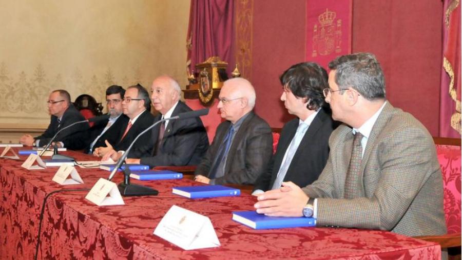 A Universidade e o Consorcio de Santiago presentaron 'Escritos Jacobeos', con traballos do profesor Manuel Cecilio Díaz y Díaz A Universidade e o Consorcio de Santiago presentaron 'Escritos Jacobeos', con traballos do profesor Manuel Cecilio Díaz y Díaz