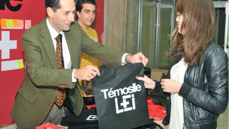 A campaña, que sorprendeu aos universitarios do centro dende primeiras horas, contou co participación do decano da Facultade A campaña, que sorprendeu aos universitarios do centro dende primeiras horas, contou co participación do decano da Facultade