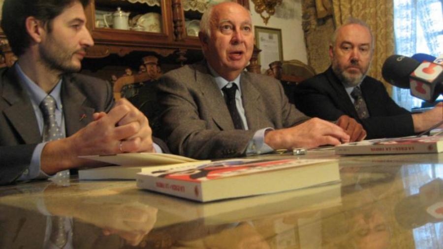 O reitor Juan Casares, en calidade de presidente do Padroado do Museo, realizou esta mañá unha visita ao Museo Casa da Troia O reitor Juan Casares, en calidade de presidente do Padroado do Museo, realizou esta mañá unha visita ao Museo Casa da Troia