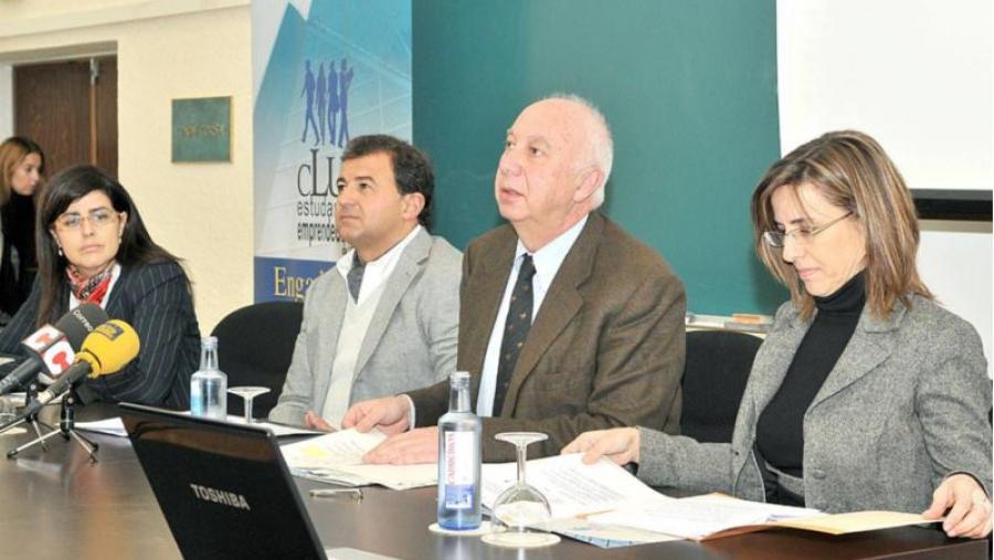 No centro da imaxe o reitor da USC, Juan Casares, acompañado do conselleiro de Industria, a directora da Cátedra Bancaja USC e a decana da Facultade de Económicas No centro da imaxe o reitor da USC, Juan Casares, acompañado do conselleiro de Industria, a directora da Cátedra Bancaja USC e a decana da Facultade de Económicas