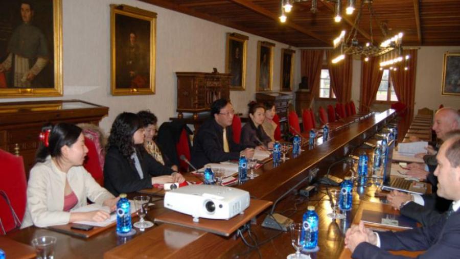 O reitor, Juan Casares, recibiu en San Xerome á delegación chinesa O reitor, Juan Casares, recibiu en San Xerome á delegación chinesa