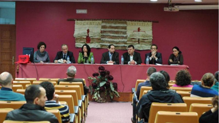 A secretaria xeral da USC e o decano de Dereito -no centro da imaxe- durante a presentación do libro e as unidades didácticas. Foto Alfonso A secretaria xeral da USC e o decano de Dereito -no centro da imaxe- durante a presentación do libro e as unidades didácticas. Foto Alfonso