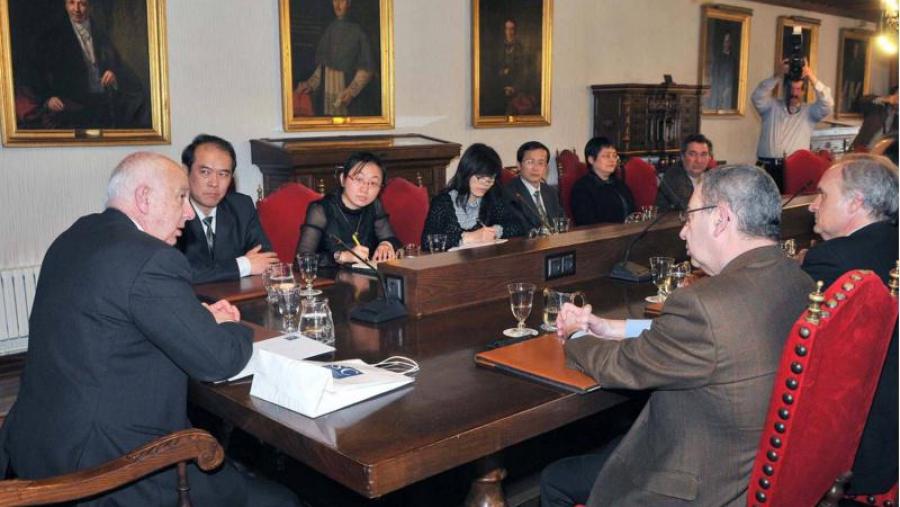 O reitor recibiu á delegación no Salón Reitoral de San Xerome O reitor recibiu á delegación no Salón Reitoral de San Xerome