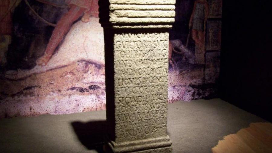 Ara de Mitra, atopada no templo da Domus Ara de Mitra, atopada no templo da Domus