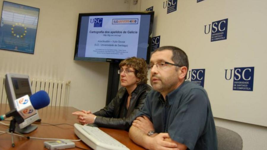 Os profesores Ana Boullón e Xulio Sousa na presentación na aplicacion Os profesores Ana Boullón e Xulio Sousa na presentación na aplicacion