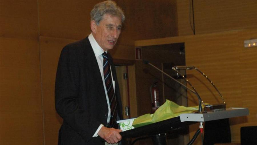 Os compañeiros do profesor Carlos Buján sorpréndeno cunha homenaxe na Facultade Os compañeiros do profesor Carlos Buján sorpréndeno cunha homenaxe na Facultade