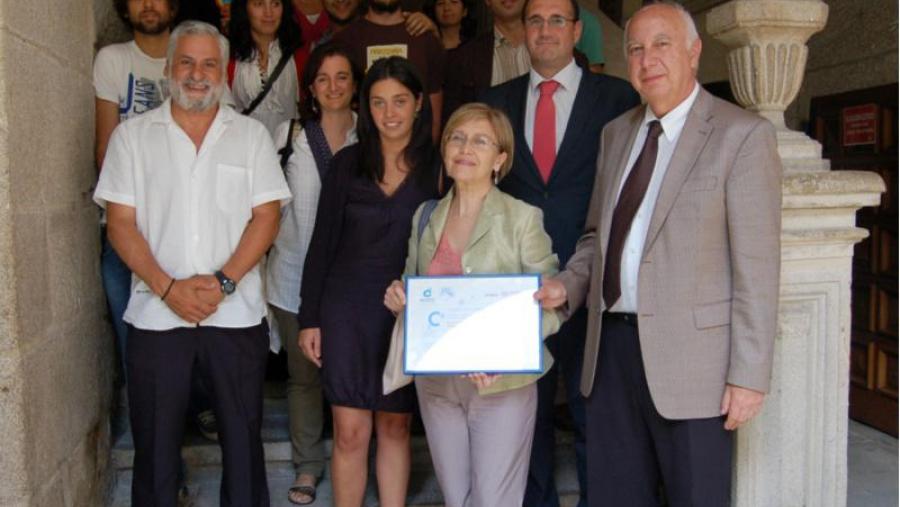 O reitor da USC xunto coa vicerreitora de calidade, o persoal da Estación de Hidrobioloxía e o director comercial de LLoyds (segundo pola dereita) O reitor da USC xunto coa vicerreitora de calidade, o persoal da Estación de Hidrobioloxía e o director comercial de LLoyds (segundo pola dereita)
