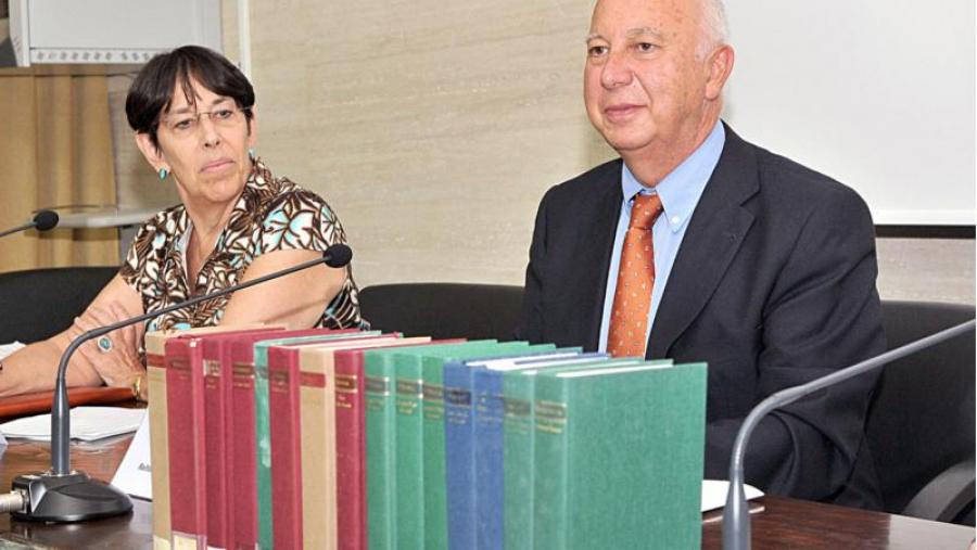 Laura M. Gould e Juan Casares con parte da colección doada este xoves en Filoloxía Laura M. Gould e Juan Casares con parte da colección doada este xoves en Filoloxía
