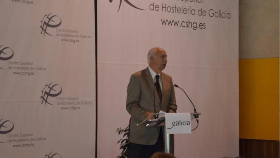 O reitor Juan Casares participou no acto ao que asistían os 400 alumnos matriculados neste curso O reitor Juan Casares participou no acto ao que asistían os 400 alumnos matriculados neste curso