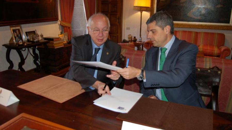 O reitor Juan Casares e Marc Arthur Benhamou de la Caixa asinaron a renovación no despacho reitoral O reitor Juan Casares e Marc Arthur Benhamou de la Caixa asinaron a renovación no despacho reitoral
