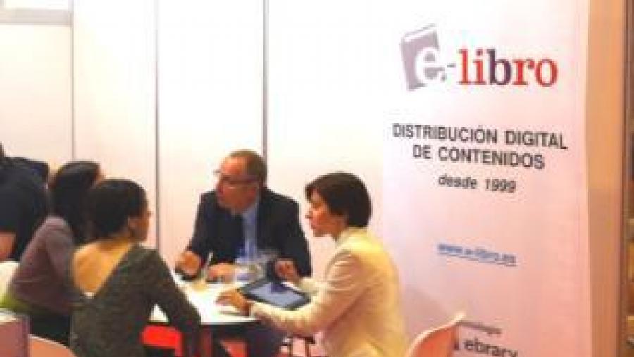 O director de Publicacións da USC, Juan L. Blanco Valdés, con Victoire Chevalier (primeira pola derecha) e Belén Recio (UNE), negociando os termos de adhesión á plataforma dixital de E-Libro-net O director de Publicacións da USC, Juan L. Blanco Valdés, con Victoire Chevalier (primeira pola derecha) e Belén Recio (UNE), negociando os termos de adhesión á plataforma dixital de E-Libro-net