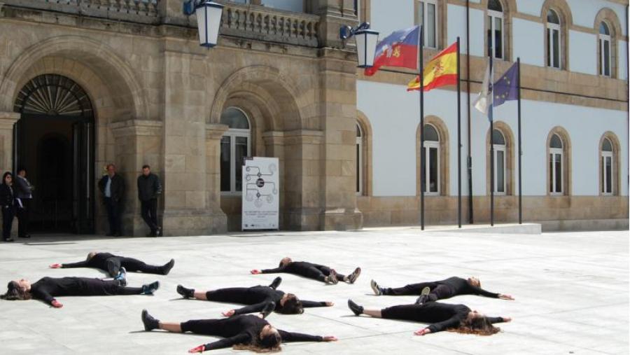 A compañía de danza da USC en Lugo representou a peza na rúa San Marcos da capital lucense durante o 10º Encontro Universitario de Danza Contemporánea A compañía de danza da USC en Lugo representou a peza na rúa San Marcos da capital lucense durante o 10º Encontro Universitario de Danza Contemporánea