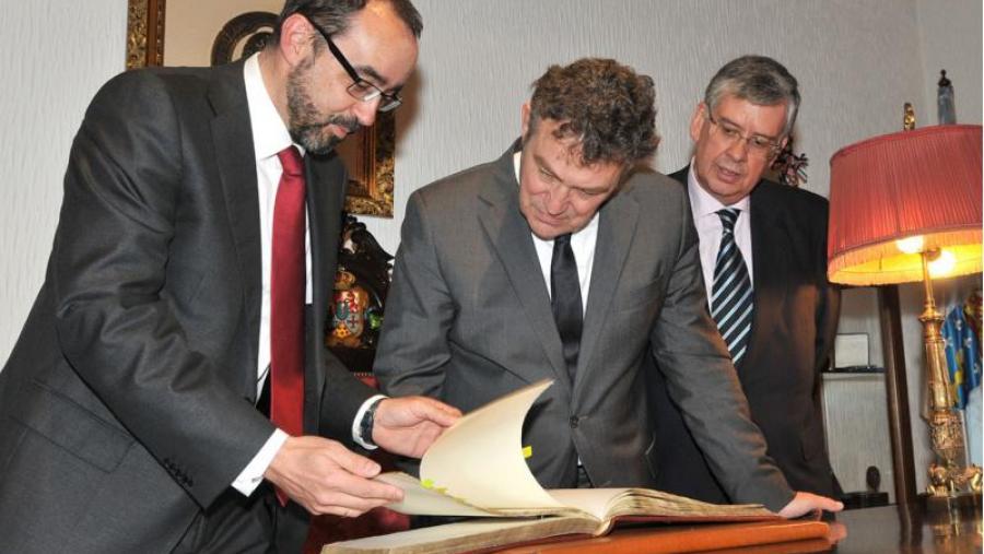 O embaixador de Polonia rememora nunha conferencia en Dereito o 35 aniversario da reanudación das relacións diplomáticas con España O embaixador de Polonia rememora nunha conferencia en Dereito o 35 aniversario da reanudación das relacións diplomáticas con España