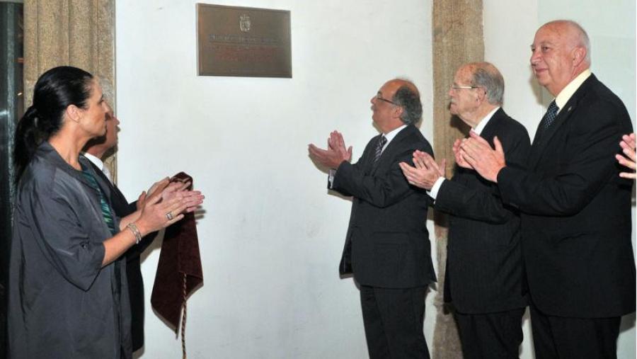 O Parlamento de Galicia coloca en Fonseca unha placa conmemorativa do Colexio como a súa segunda sede O Parlamento de Galicia coloca en Fonseca unha placa conmemorativa do Colexio como a súa segunda sede