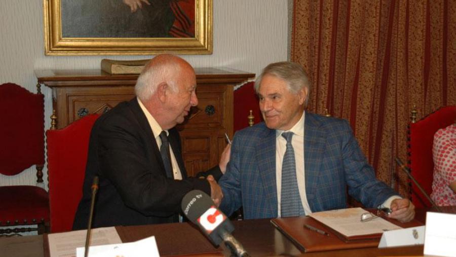 Juan Casares e Álvaro Rodríguez Eiras, tras a sinatura do acordo para desenvolver unha nova edición do premio Aresa. Foto: Alfonso (Servimav-USC) Juan Casares e Álvaro Rodríguez Eiras, tras a sinatura do acordo para desenvolver unha nova edición do premio Aresa. Foto: Alfonso (Servimav-USC)