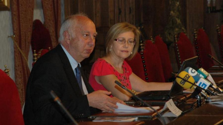 O reitor e a vicerreitora de Responsabilidade Social e Calidade deron conta das particularidades desta sexta Memoria de Responsabalidade Social da USC. Foto: Alfonso (Servimav-USC) O reitor e a vicerreitora de Responsabilidade Social e Calidade deron conta das particularidades desta sexta Memoria de Responsabalidade Social da USC. Foto: Alfonso (Servimav-USC)