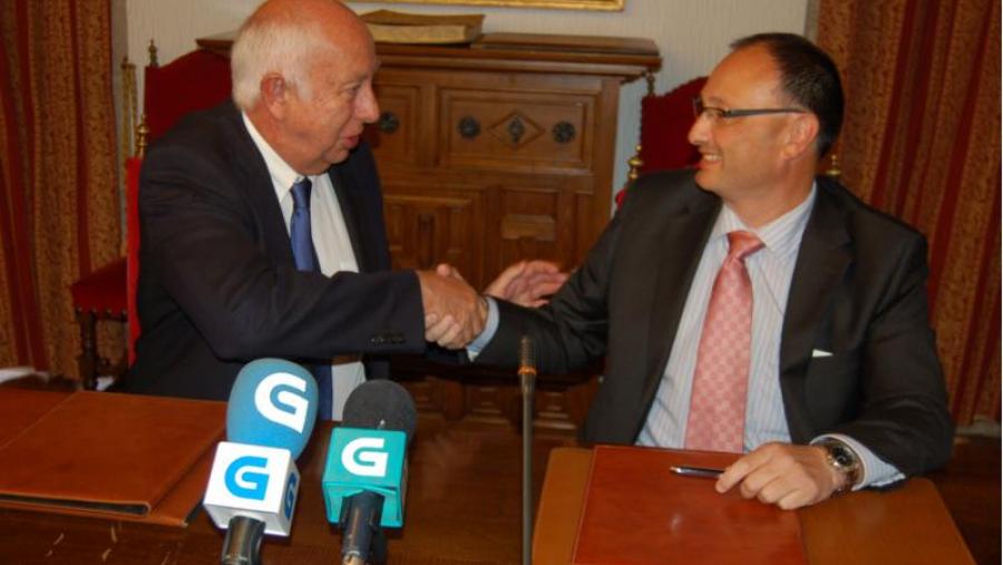 Juan Casares e Javier González, tras a sinatura do acordo de colaboración Juan Casares e Javier González, tras a sinatura do acordo de colaboración