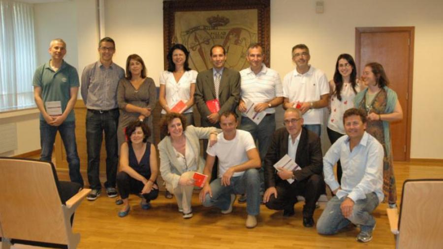 Integrantes da Comisión de Normalización Lingüística e do Servizo de Normalización Lingüística xunto coa secretaria xeral da USC e o decano de Dereito (de pé no centro). Foto: Alfonso-Servimav Integrantes da Comisión de Normalización Lingüística e do Servizo de Normalización Lingüística xunto coa secretaria xeral da USC e o decano de Dereito (de pé no centro). Foto: Alfonso-Servimav