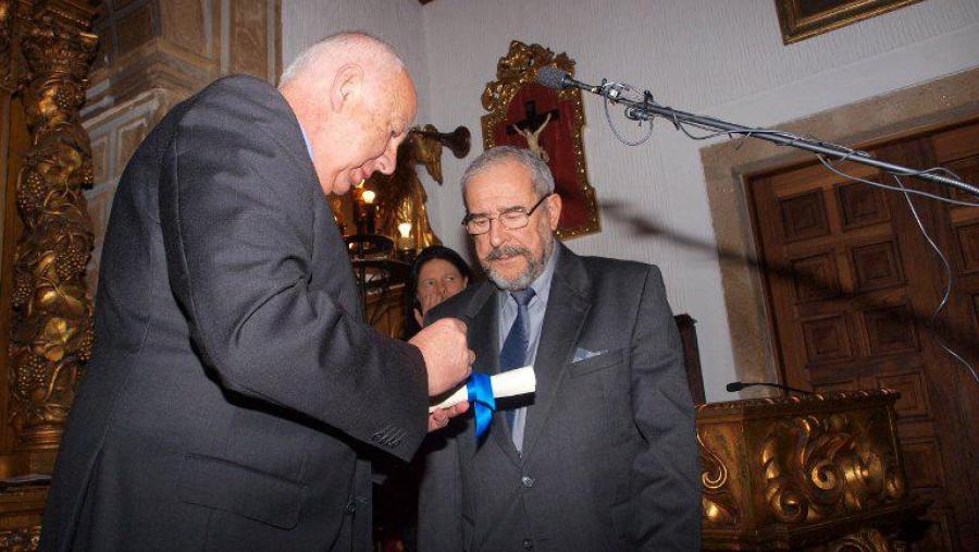 O reitor impúxolle a Insignia de Ouro a García-Bodaño (Foto: Alfonso SERVIMAV) O reitor impúxolle a Insignia de Ouro a García-Bodaño (Foto: Alfonso SERVIMAV)