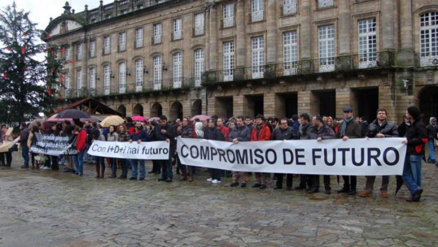 Ao encontro no Obradoiro sumáronse numerosos membros da comunidade universitaria compostelá Ao encontro no Obradoiro sumáronse numerosos membros da comunidade universitaria compostelá