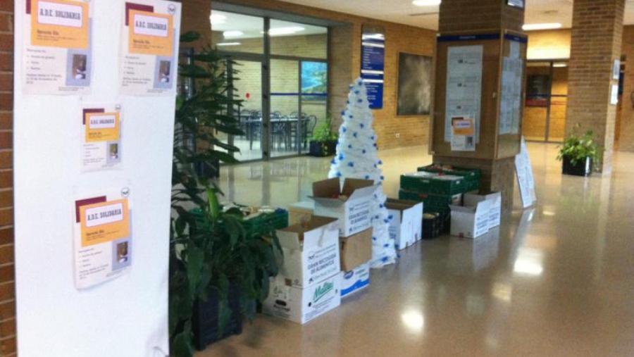 Caixas para a recollida de alimentos situadas na entrada da Facultade de ADE do Campus de Lugo Caixas para a recollida de alimentos situadas na entrada da Facultade de ADE do Campus de Lugo