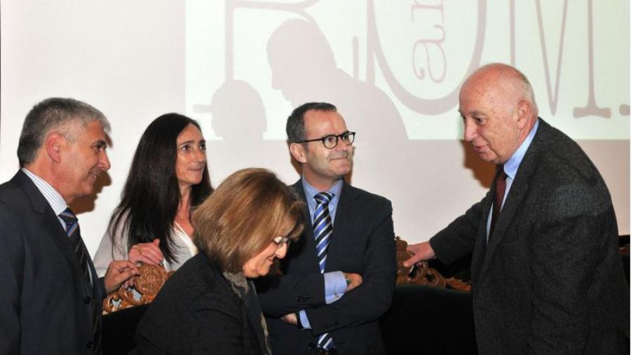 O reitor conversa co conselleiro de Educación, a decana de matemáticas, o profesor Enrique Macías e o presidente e presidenta das sociedades matemáticas española e europea, respectivamente. Foto:... O reitor conversa co conselleiro de Educación, a decana de matemáticas, o profesor Enrique Macías e o presidente e presidenta das sociedades matemáticas española e europea, respectivamente. Foto:...