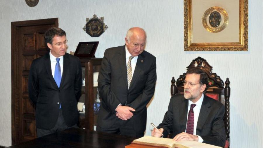 Mariano Rajoy asinou no Libro de Honra da USC en presenza de Juan Casares e de Alberto Núñez Feijóo. Fotos Santi Alvite Mariano Rajoy asinou no Libro de Honra da USC en presenza de Juan Casares e de Alberto Núñez Feijóo. Fotos Santi Alvite