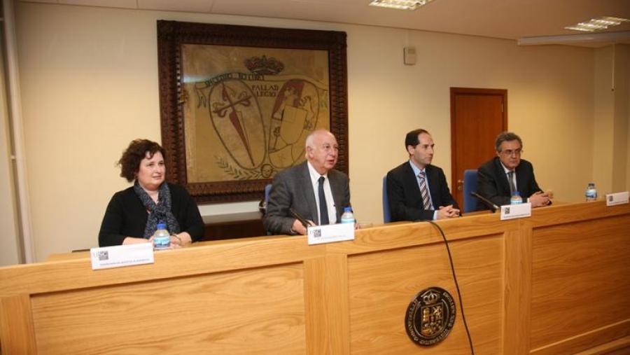O reitor foi o encargado de clausurar esta xornada. que se celebra alternativamente en Coimbra e Compostela (Foto: SERVIMAV) O reitor foi o encargado de clausurar esta xornada. que se celebra alternativamente en Coimbra e Compostela (Foto: SERVIMAV)