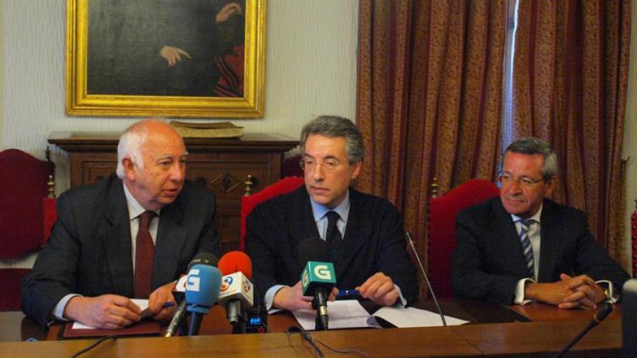 De esquerda a dereita, Juan Casares, Alejando López e o profesor José Mª Suárez Quintanilla no acto de sinatura este luns en San Xerome. Foto: Alfonso-Servimav De esquerda a dereita, Juan Casares, Alejando López e o profesor José Mª Suárez Quintanilla no acto de sinatura este luns en San Xerome. Foto: Alfonso-Servimav