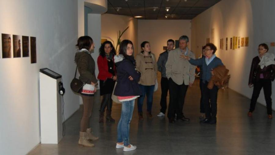 Cárdenas explica unha das pezas incluída na exposición sonora aberta no Mihl diante do vicerreitor Pedro García Herradón Cárdenas explica unha das pezas incluída na exposición sonora aberta no Mihl diante do vicerreitor Pedro García Herradón