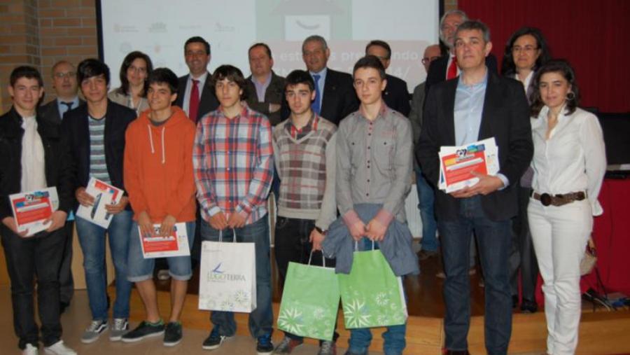 Organizadores e promotores do campiaonto xunto cos premiados na fase autonómica e provincial, na Escola Politécnica de Lugo Organizadores e promotores do campiaonto xunto cos premiados na fase autonómica e provincial, na Escola Politécnica de Lugo