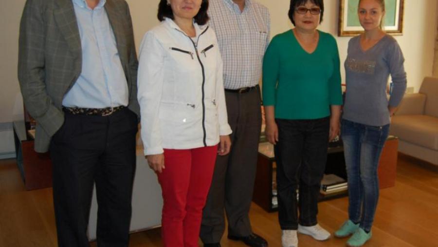Alberto Cepeda, Maigul Zh. Kizatova, Pedro García Herradón, Aigne Tayeva, e a tradutora Irina Gazukina, na Vicerreitoría de Coordinación e Planificación do campus de Lugo Alberto Cepeda, Maigul Zh. Kizatova, Pedro García Herradón, Aigne Tayeva, e a tradutora Irina Gazukina, na Vicerreitoría de Coordinación e Planificación do campus de Lugo