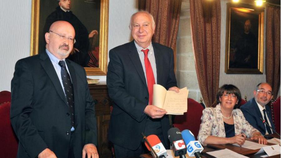 O reitor sostén o manuscrito orixinal de Valle-Inclán en presenza de Jorge Devoto. Foto: Santi Alvite O reitor sostén o manuscrito orixinal de Valle-Inclán en presenza de Jorge Devoto. Foto: Santi Alvite