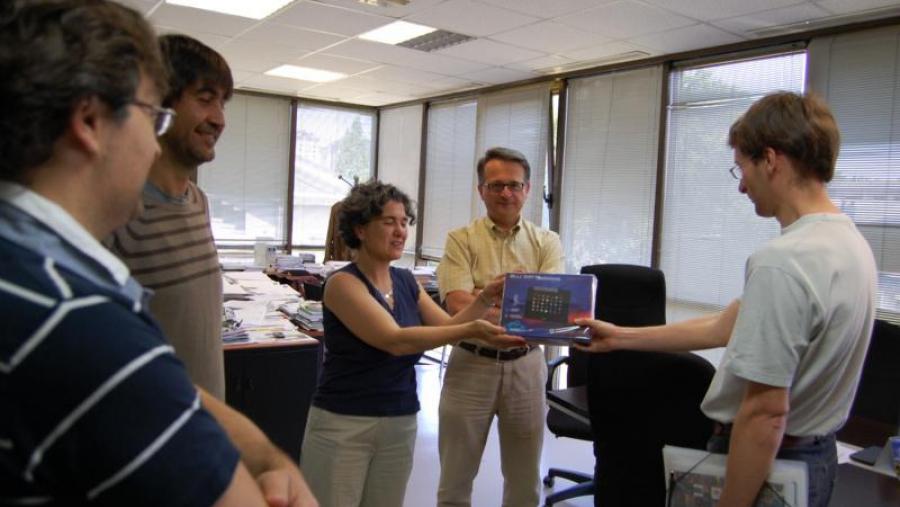 Víctor Mouronte recibe o premio como gañador do concurso de lemas 'Facendo enxeñaría en galego' Víctor Mouronte recibe o premio como gañador do concurso de lemas 'Facendo enxeñaría en galego'