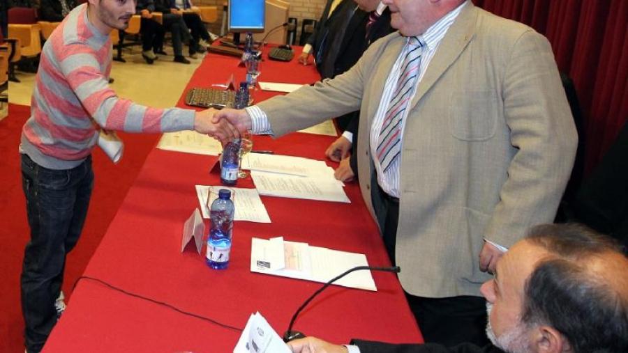 Manuel Figueira recolle o diploma e a insignia de enxeñeiro técnico agrícola na Politécnica Manuel Figueira recolle o diploma e a insignia de enxeñeiro técnico agrícola na Politécnica
