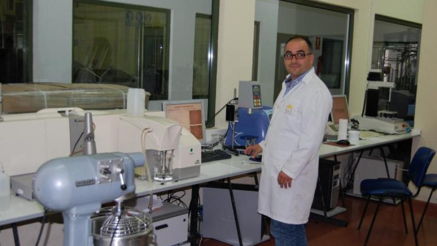 Alfonso Pérez Quintánns, no Laboratorio de Propiedades Físicas da Aula de Produtos Lácteos Alfonso Pérez Quintánns, no Laboratorio de Propiedades Físicas da Aula de Produtos Lácteos