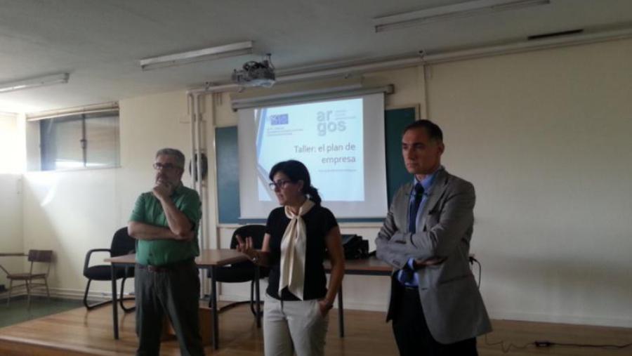 No centro da imaxe, a profesora Loreto Fernández dá a benvida aos participantes dos seminarios celebrados en Compostela No centro da imaxe, a profesora Loreto Fernández dá a benvida aos participantes dos seminarios celebrados en Compostela