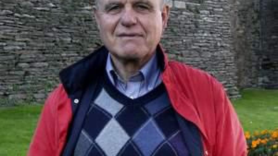 Antonio Rodríguez Colmenero, ao pé da muralla romana de Lugo Antonio Rodríguez Colmenero, ao pé da muralla romana de Lugo