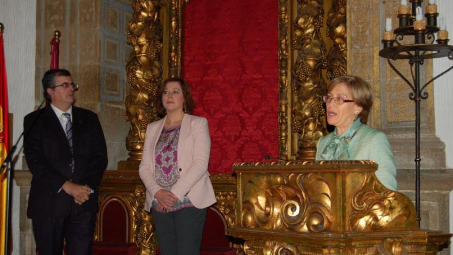A vicerreitora Benita Silva, á dereita, interviñendo en presenza de Pablo Ramil e Susana López A vicerreitora Benita Silva, á dereita, interviñendo en presenza de Pablo Ramil e Susana López