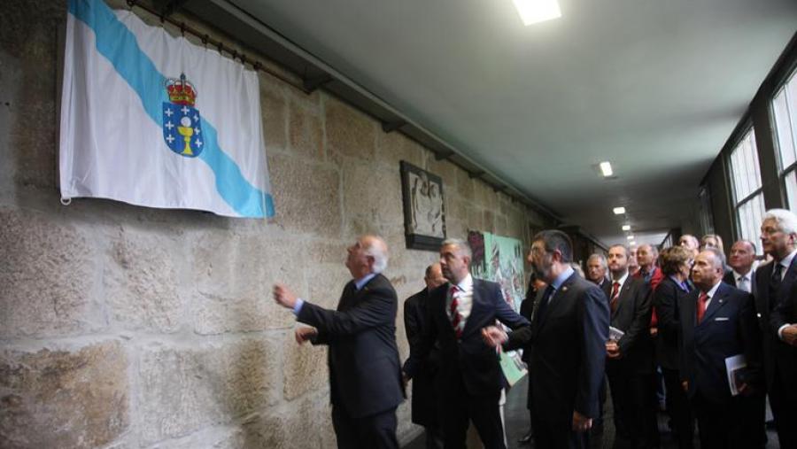 Ao remate do acto académico, o reitor descubriu unha placa conmemorativa desta homenaxe aos médicos rurais. Foto: Servimav-USC Ao remate do acto académico, o reitor descubriu unha placa conmemorativa desta homenaxe aos médicos rurais. Foto: Servimav-USC