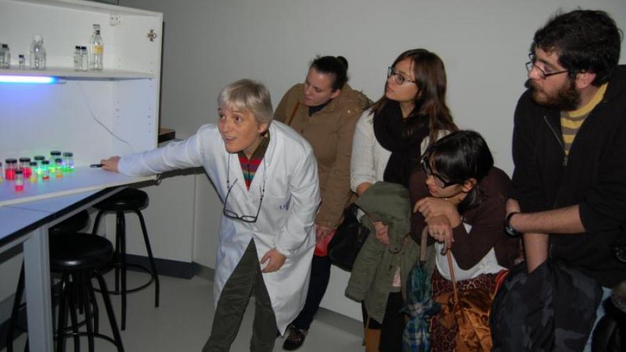 Estudantes de ensino medio visitan un laboratorio da Facultade de Ciencias Estudantes de ensino medio visitan un laboratorio da Facultade de Ciencias