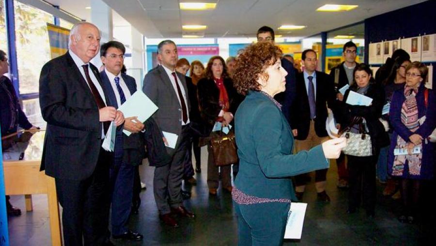 María Paz García Rubio guiou a visita á exposición. Foto: Servimav USC María Paz García Rubio guiou a visita á exposición. Foto: Servimav USC