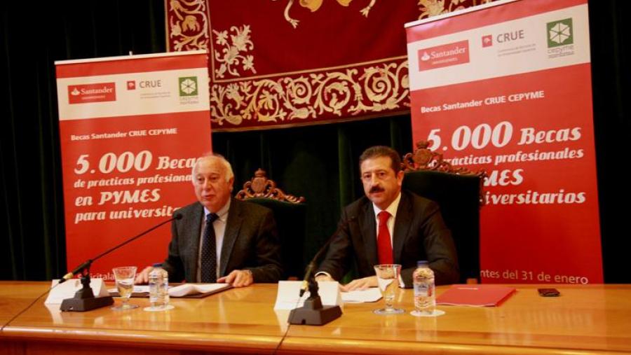 Juan Casares e Pablo Berdiel presentaron a terceira edición do programa de bolsas de prácticas (Foto: SERVIMAV-USC) Juan Casares e Pablo Berdiel presentaron a terceira edición do programa de bolsas de prácticas (Foto: SERVIMAV-USC)