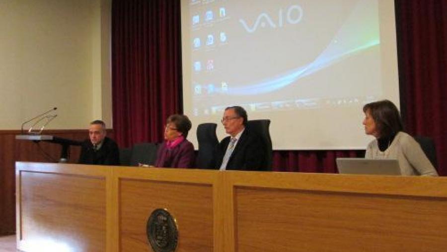 Os novos bolseiros e bolseiras recibiron as súas credenciais nun acto celebrado na Facultade de Filosofía que presidiu Manuel Puga Pereira. Os novos bolseiros e bolseiras recibiron as súas credenciais nun acto celebrado na Facultade de Filosofía que presidiu Manuel Puga Pereira.