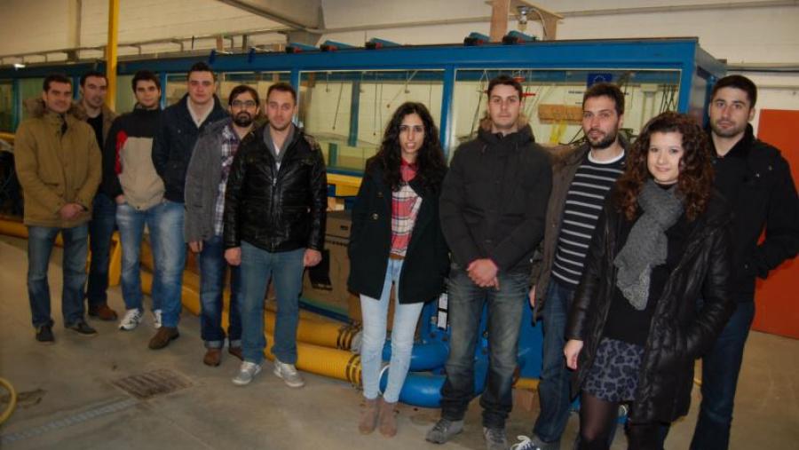 Membros do Grupo de Investigación en Enxeñaría Civil e Enerxías Mariñas da USC, diante da canle de ondada e correntes, na Escola Politécnica Superior Membros do Grupo de Investigación en Enxeñaría Civil e Enerxías Mariñas da USC, diante da canle de ondada e correntes, na Escola Politécnica Superior