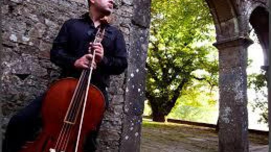 Carlos García Amigo, co seu violoncello. Foto: Xaime Cortizo Carlos García Amigo, co seu violoncello. Foto: Xaime Cortizo
